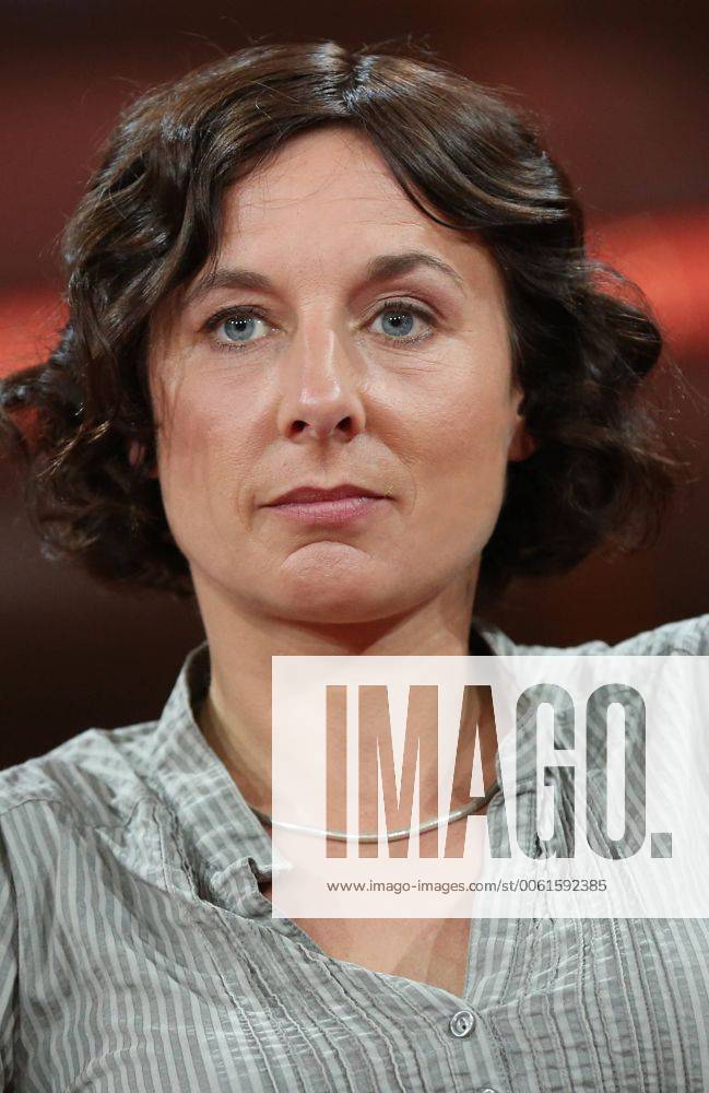 Juli Zeh (Schriftstellerin, Juristin) in der ARD-Talkshow GÜNTHER JAUCH am 25.05.2014 in Berlin Thema der Sendung: Die Denkzettel-Wahl Ð Abrechnung mit Europa?