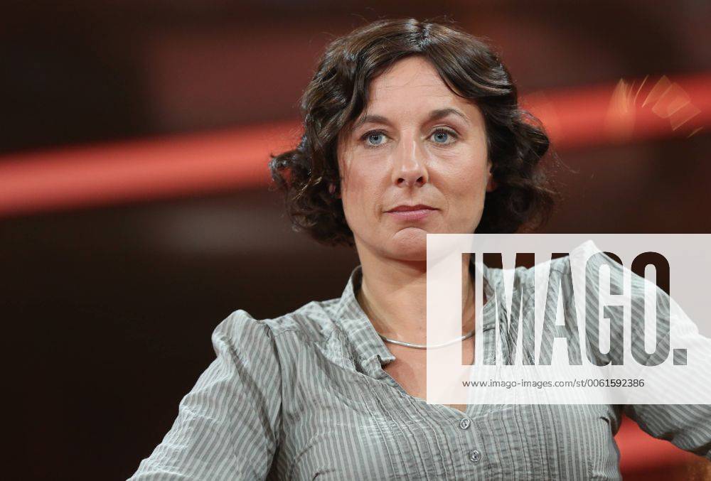 Juli Zeh (Schriftstellerin, Juristin) in der ARD-Talkshow GÜNTHER JAUCH am 25.05.2014 in Berlin Thema der Sendung: Die Denkzettel-Wahl Ð Abrechnung mit Europa?