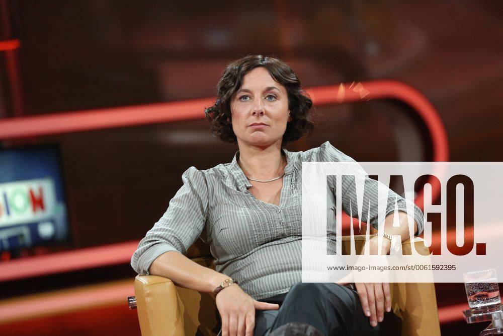 Juli Zeh (Schriftstellerin, Juristin) in der ARD-Talkshow GÜNTHER JAUCH am 25.05.2014 in Berlin Thema der Sendung: Die Denkzettel-Wahl Ð Abrechnung mit Europa?