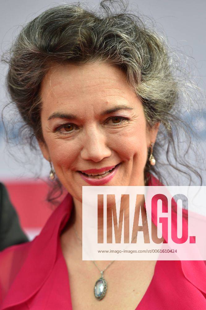Irina WANKA (Schauspielerin),Einzelbild,angeschnittenes Einzelmotiv,Portraet,Portrait,Porträt. Roter Teppich,Red Carpet,Bayerischer Fernsehpreis 2014 am 23.05.2014.