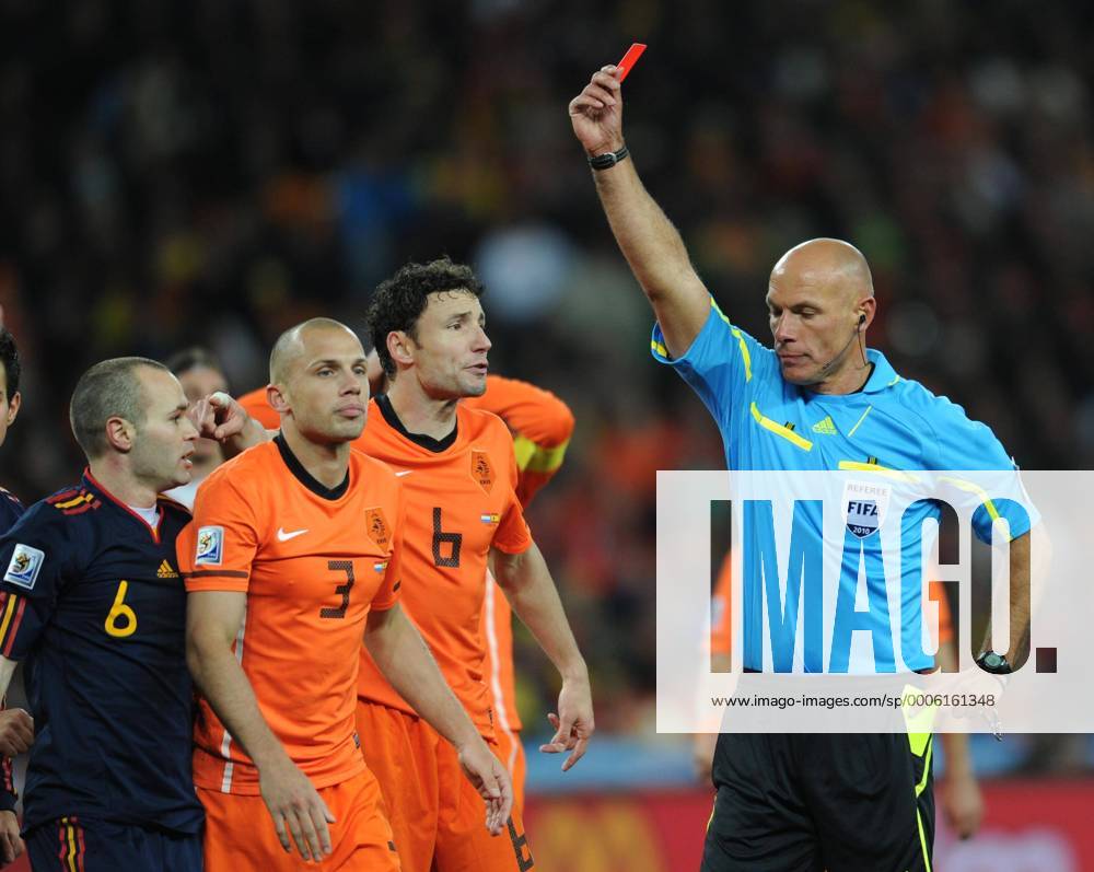 John Heitinga (L2) of the Netherlands gets a red card from Referee Howard Webb (England) next to Mark van Bommel (C) of Netherlands and Andres Iniesta (L) of Spain during the World Cup final against Spain at Soccer City stadium in Johannesburg o0 Platzverweis Johnny