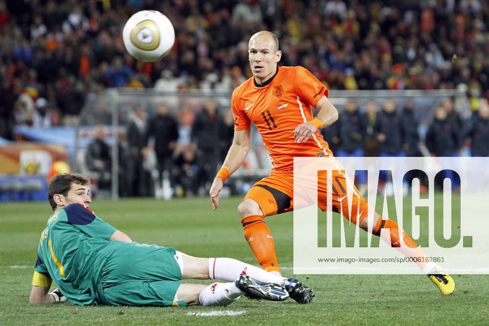 Niederlande - Spanien, Arjen Robben (re., NED) scheitert mit der besten Chance an Spaniens Torhüter Iker Casillas --