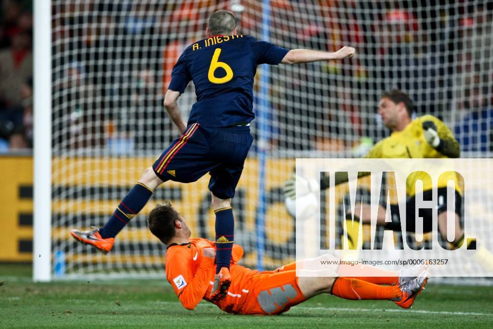 Andres INIESTA (ESP) setzt sich Rafael VAN DER VAART durch und erzielt das 0:1 gegen Torwart Maarten STEKELENBURG (NED) während des Finales bei der FIFA Weltmeisterschaft 2010 zwischen Niederlande (orange) - Spanien (blau) 0:1 n.V. am 11.07.2010 in Johannesburg. --- x(3)xCaetanoxBarreirax xFotoarenax o0 Tor