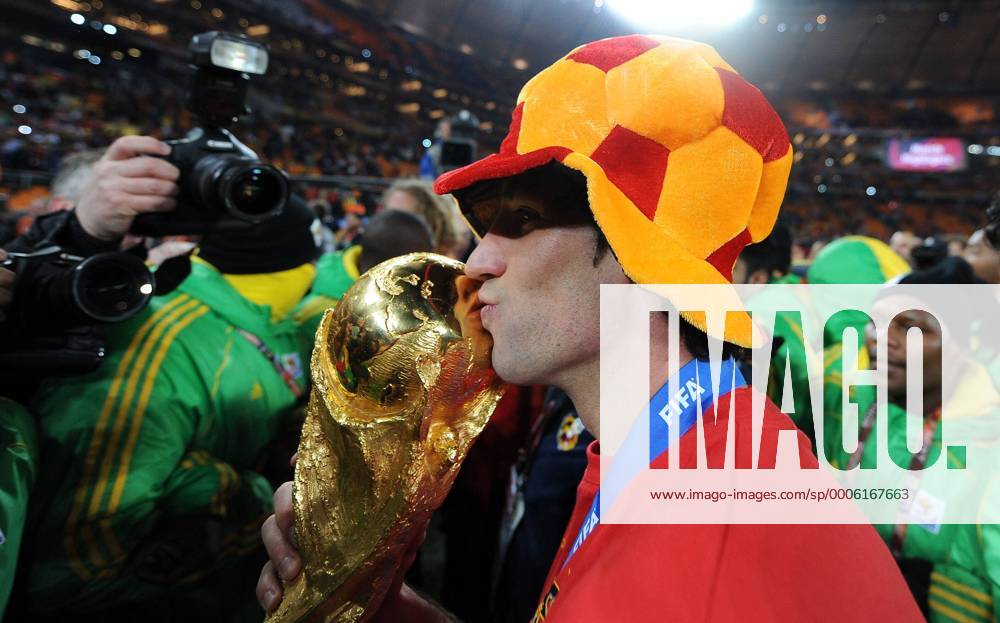 Johannesburg, - Joan Capdevila of Spain celebrates with the World Cup trophy after the 2010 FIFA World Cup Final soccer match between Netherlands and Spain at Soccer City Stadium on July 11, 2010 in Johannesburg, . - ZUMAgh1 o0 Pokal Trophäe Objekt o0 Jubel Freude