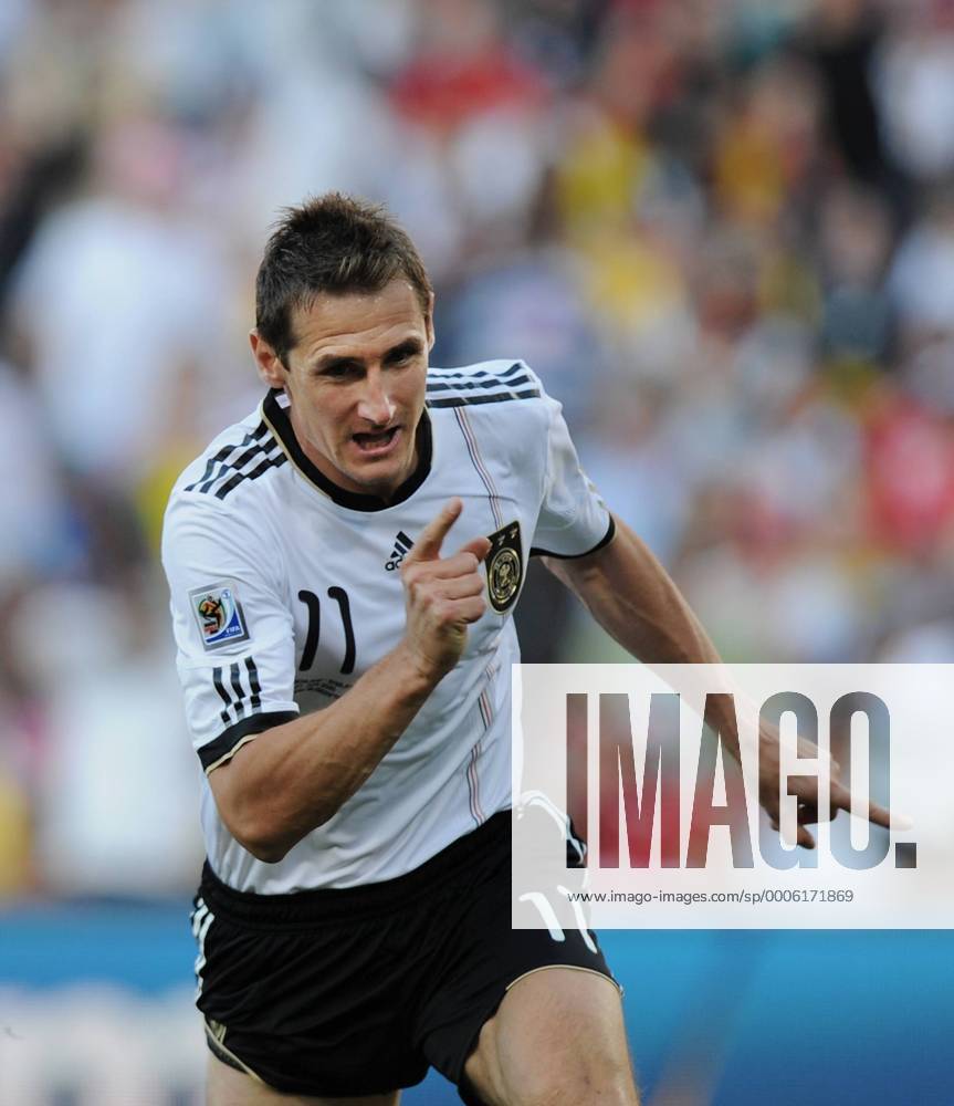 FUSSBALL WM 2010 ACHTELFINALE 27.06.2010 Deutschland - England JUBEL Deutschland; Torschuetze zum 1-0 Miroslav KLOSE