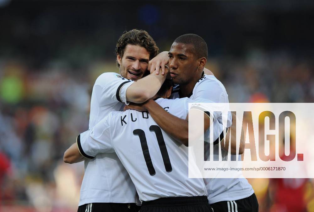 FUSSBALL WM 2010 ACHTELFINALE 27.06.2010 Deutschland - England JUBEL Deutschland; Arne FRIEDRICH umarmt Miroslav KLOSE und Jerome BOATENG (v.li.)