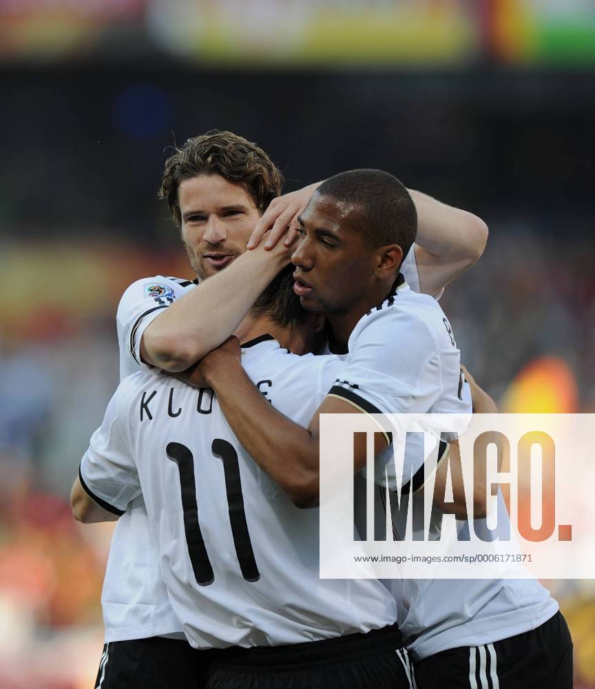 FUSSBALL WM 2010 ACHTELFINALE 27.06.2010 Deutschland - England JUBEL Deutschland; Arne FRIEDRICH umarmt Miroslav KLOSE und Jerome BOATENG (v.li.)