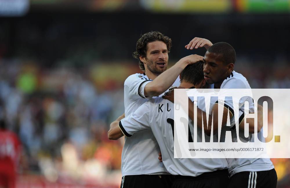FUSSBALL WM 2010 ACHTELFINALE 27.06.2010 Deutschland - England JUBEL Deutschland; Arne FRIEDRICH umarmt Miroslav KLOSE und Jerome BOATENG (v.li.)