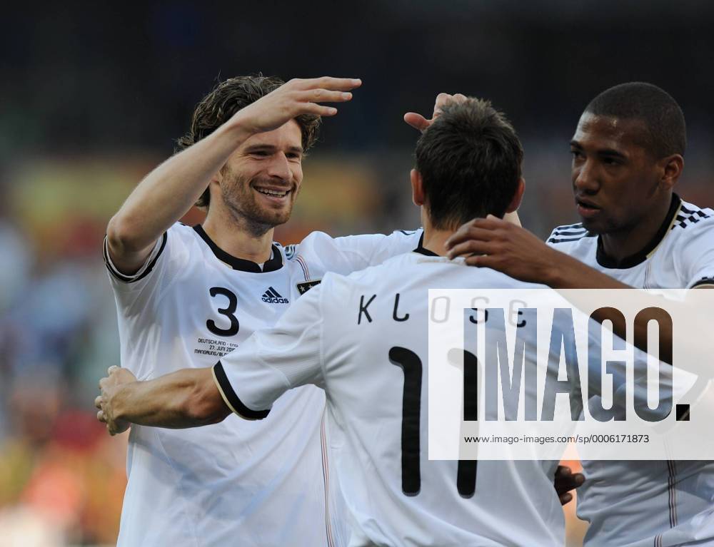 FUSSBALL WM 2010 ACHTELFINALE 27.06.2010 Deutschland - England JUBEL Deutschland; Arne FRIEDRICH umarmt Miroslav KLOSE und Jerome BOATENG (v.li.)