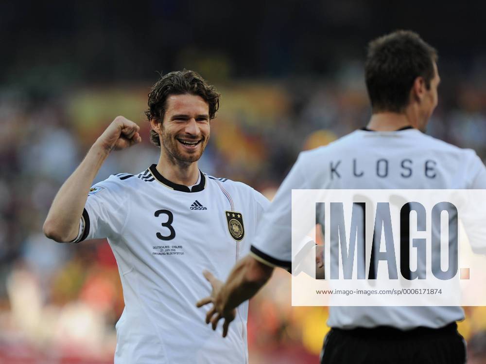 FUSSBALL WM 2010 ACHTELFINALE 27.06.2010 Deutschland - England JUBEL Deutschland; Arne FRIEDRICH (li) und Miroslav KLOSE