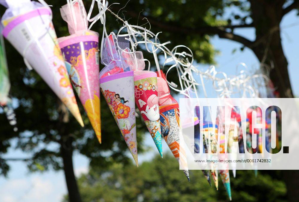 IMAGO Creative: Gesellschaft, Schule, Schulanfang Zuckertüten 18.06.14 , Erfurt, Zuckertüten an einer Leine