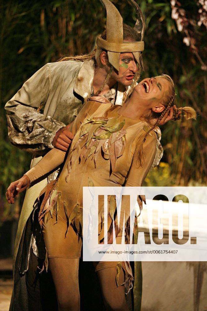Hexenkessel Hoftheater Berlin EIN SOMMERNACHTSTRAUM (von William Shakespeare), Regie: Jan Zimmermann, Buehne: David Regehr und Kathrin Hennrich, Kostueme: Isa Mehnert, Premiere am 20.06.2008 im Amphitheater, Monbijoupark Berlin, Wiederaufnahme am 24.06.2014. Hier: Michael Schwager (als Oberon) und Carsta Zimmermann (als Puck).