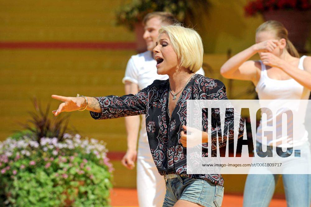 ARD - Immer wieder Sonntags. Sängerin Michelle ( bürgl. Tanja Shitaway ) während der ARD - Unterhaltungsshow Immer wieder Sonntags am 06.07.2014 im Europapark Rust.