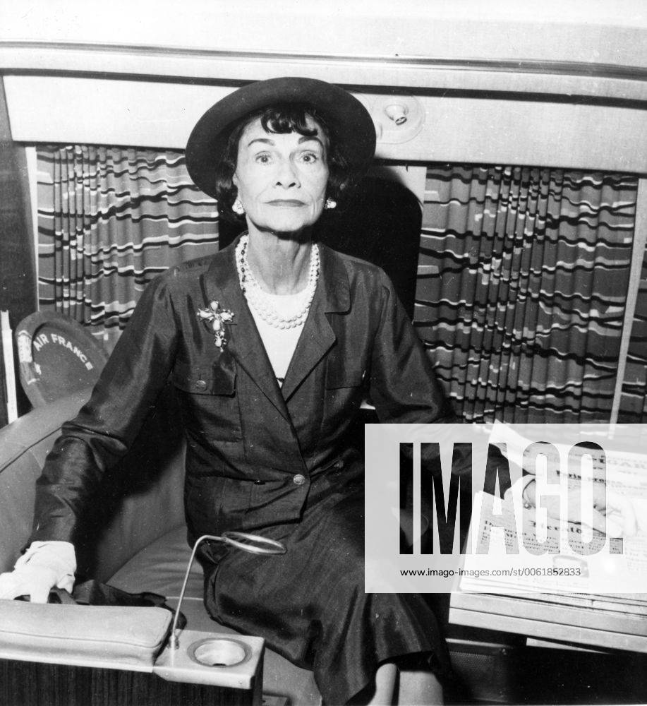 IMAGO ICONS: Coco Chanel Aug. 31, 1957 - Paris, France - COCO CHANEL (born Gabrielle Bonheur Chanel) was a pioneering French fashion designer whose modernist philosophy, menswear-inspired fashions, and pursuit of expensive simplicity made her arguably the most important figure in the history of 20th-century fashion. PICTURED: Chanel on a flight from Orly Airport. Paris France - ZUMAk09