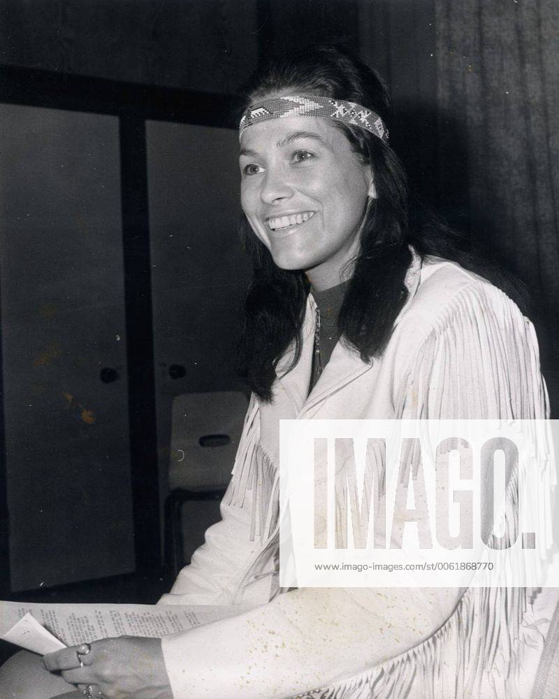 London, England, United Kingdom - KAHN TINETA HORN arrives at London Airport where she will try to talk to the Premier to persuade the Canadian Government to let Indians cross the U.S. border without paying custom fees.. London United Kingdom - ZUMAk09
