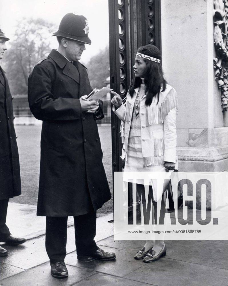 London, England, United Kingdom - KAHN TINETA HORN talks to a policemen at the gates of Buckingham Palace to whom she gave notes to in her effort to gain an appointment with the Queen.. London United Kingdom - ZUMAk09