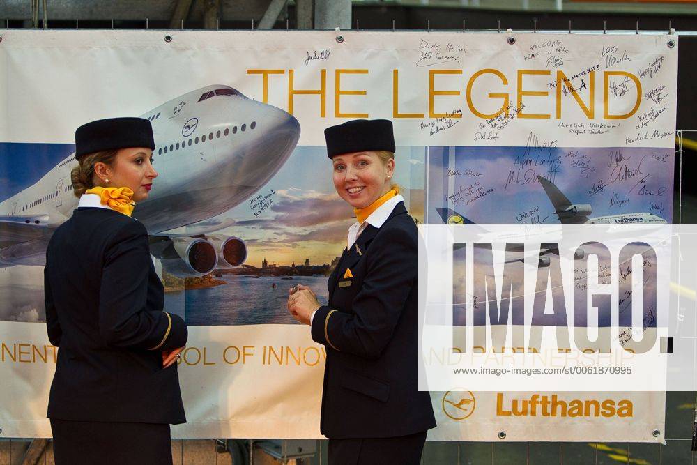 Vorstellung Präsentation Lufthansa Boeing 747-8, Frankfurt Flughafen, Frankfurt, Bild x von 34 Frankfurt, (für LOK), 02.05.2012 Vorstellung Präsentation Lufthansa Boeing 747-8, Frankfurt Flughafen, Frankfurt, im Bild: Flugbegleiterin vor einem Plakat mit der Lufthansa Boeing 747-8 auf dem Gäste Besucher der Veranstaltung unterschrieben haben,