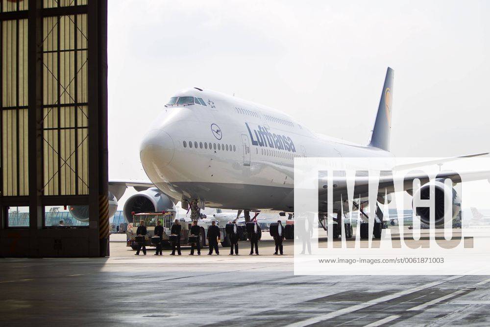 Vorstellung Präsentation Lufthansa Boeing 747-8, Frankfurt Flughafen, Frankfurt, Bild x von 34 Frankfurt, (für LOK), 02.05.2012 Vorstellung Präsentation Lufthansa Boeing 747-8, Frankfurt Flughafen, Frankfurt, im Bild: neue Lufthansa Boeing 747-8 wird in den Hangar gezogen,