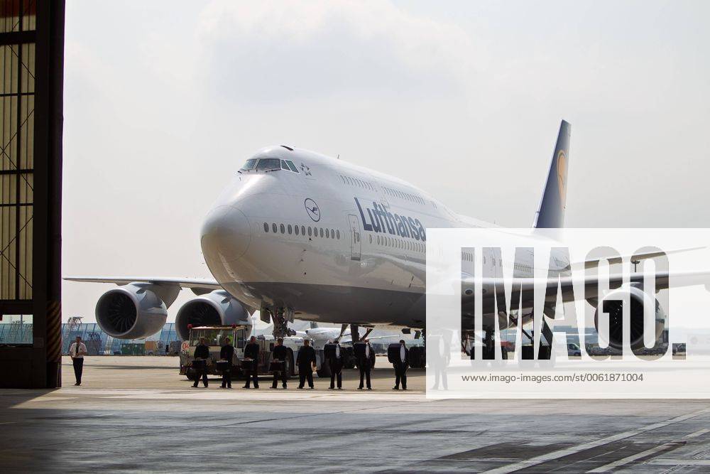 Vorstellung Präsentation Lufthansa Boeing 747-8, Frankfurt Flughafen, Frankfurt, Bild x von 34 Frankfurt, (für LOK), 02.05.2012 Vorstellung Präsentation Lufthansa Boeing 747-8, Frankfurt Flughafen, Frankfurt, im Bild: neue Lufthansa Boeing 747-8 wird in den Hangar gezogen,