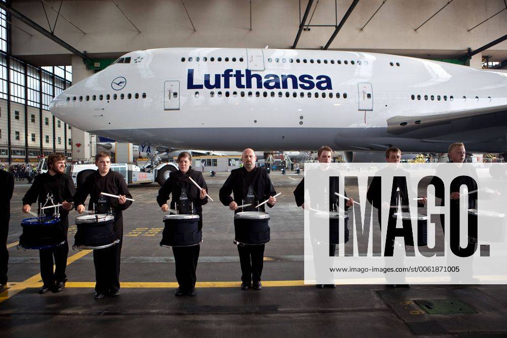 Vorstellung Präsentation Lufthansa Boeing 747-8, Frankfurt Flughafen, Frankfurt, Bild x von 34 Frankfurt, (für LOK), 02.05.2012 Vorstellung Präsentation Lufthansa Boeing 747-8, Frankfurt Flughafen, Frankfurt, im Bild: neue Lufthansa Boeing 747-8 im Hangar, Präsentation mit Musik,