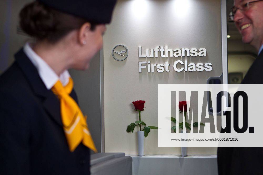 Vorstellung Präsentation Lufthansa Boeing 747-8, Frankfurt Flughafen, Frankfurt, Bild x von 34 Frankfurt, (für LOK), 02.05.2012 Vorstellung Präsentation Lufthansa Boeing 747-8, Frankfurt Flughafen, Frankfurt, im Bild: Flugbegleiterin an der Flugzeugtür begrüß Gäste Besucher der neuen Lufthansa Boeing 747-8, Rosen am Zugangsbereich zur First Class im Hintergrund,