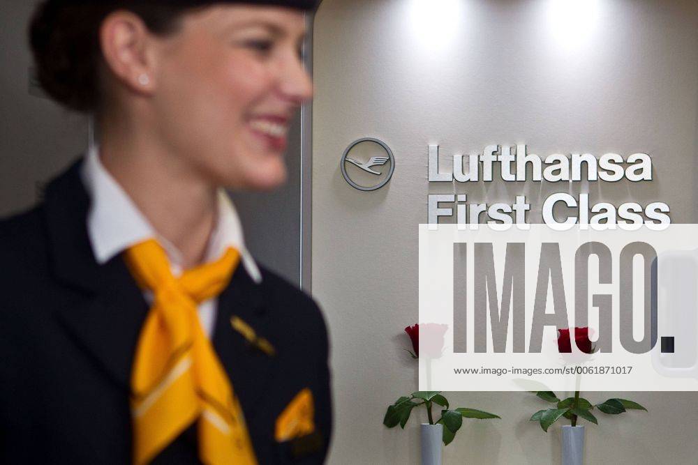 Vorstellung Präsentation Lufthansa Boeing 747-8, Frankfurt Flughafen, Frankfurt, Bild x von 34 Frankfurt, (für LOK), 02.05.2012 Vorstellung Präsentation Lufthansa Boeing 747-8, Frankfurt Flughafen, Frankfurt, im Bild: Flugbegleiterin an der Flugzeugtür der neuen Lufthansa Boeing 747-8, Rosen am Zugangsbereich zur First Class im Hintergrund,