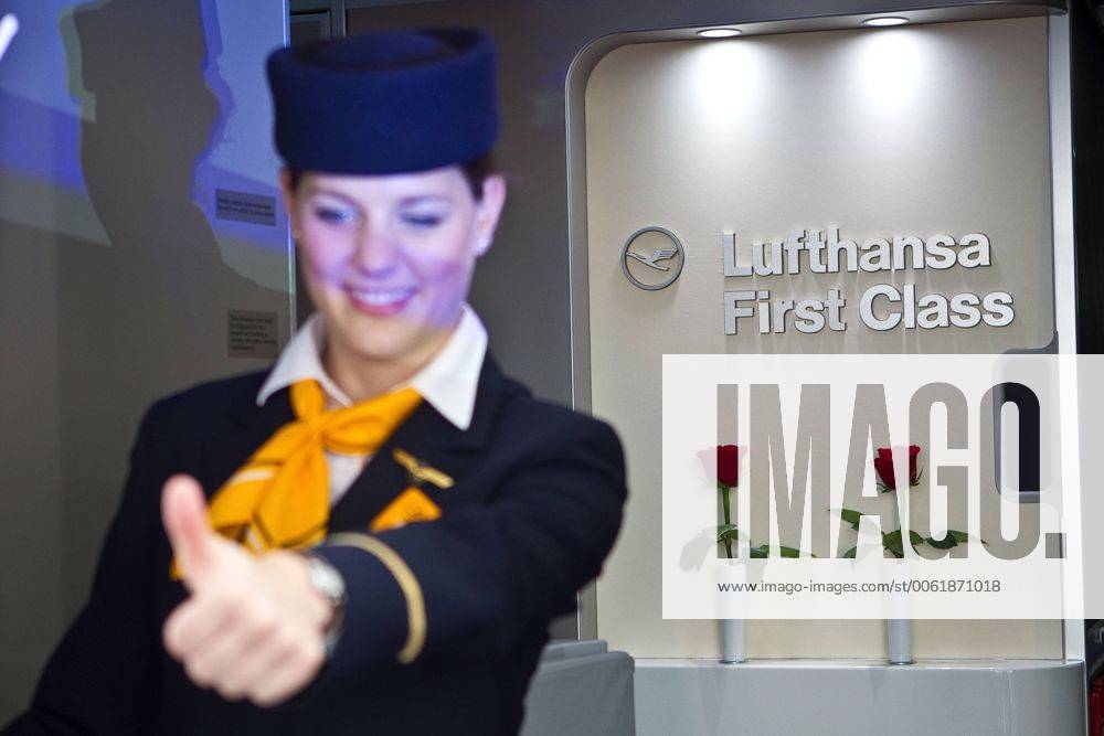 Vorstellung Präsentation Lufthansa Boeing 747-8, Frankfurt Flughafen, Frankfurt, Bild x von 34 Frankfurt, (für LOK), 02.05.2012 Vorstellung Präsentation Lufthansa Boeing 747-8, Frankfurt Flughafen, Frankfurt, im Bild: Flugbegleiterin an der Flugzeugtür der neuen Lufthansa Boeing 747-8 signalisiert neue Besucher können ins Flugzeug kommen, Rosen am Zugangsbereich zur First Class im Hintergrund,