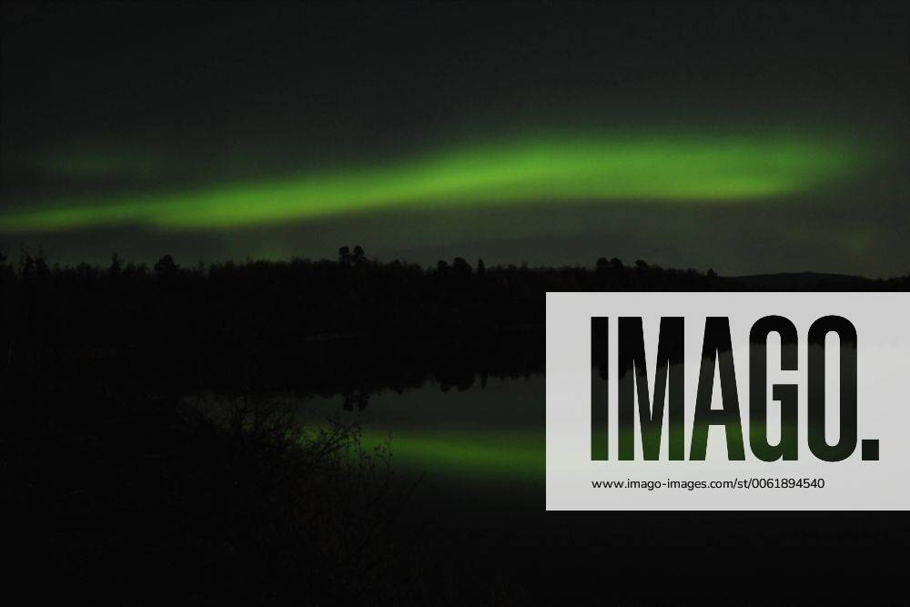 Nordlicht (Aurora borealis) spiegelt sich in einem See, Schweden, Lappland, Norrbotten, Abisko Nationalpark polar light reflecting in a lake, Sweden, Lapland, Norrbotten, Abisko National Park BLWS129136