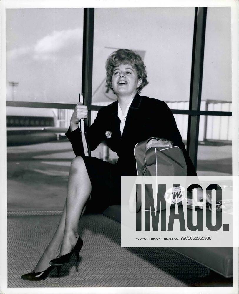 OSCARS: Beste Nebendarstellerin, Preisträgerinnen 1951-1960 Apr. 04, 1962 - Actress shelley Winters is shown after her Arrival by TWA superJet from Los Angeles ,following a hactic,busy 24 hours. Shelly, a one time Academy Award Winner Herself , in ons full day took off from her Broadway show, Night of the Iguana, Jetted to the West Cost for the Academy Award Presentation, sold her home there and Jetted back to resume her role. She spent the time flying back going over her lines for the show. - ZUMAk09