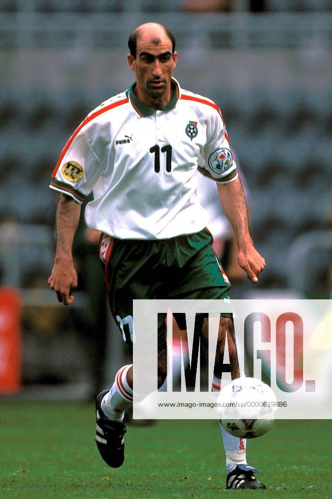 Yordan Letchkov (Bulgarien) am Ball Fußball EM Herren Europameisterschaft 1996, Länderspiel, Gruppenspiel, Gruppe B, Nationalmannschaft, Nationalteam, Einzelbild St. James Park Newcastle