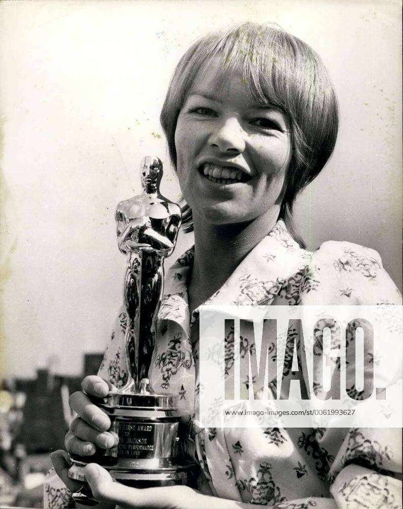OSCARS. Beste Hauptdarstellerin. Preisträgerinnen 1971-1980 Apr. 27, 1971 - Hal B Wallis brings Oscar to Glenda Jackson: Producer Hal B. Wallis, a member of the board of governors of the Motion Picture Academy of Arts and Sciences, today presented to Glenda Jackson on behalf of the Academy the Oscar she was awarded for her performance in women in love . Wallis, who arrived in London over the week end to begin production on his film Mary, Queen of Scots , in which Miss Jackson co stars with Vanessa Redgrave, brought the Oscar with his from Hollywood. Photo shows a happy Glenda Jackson pictured with her Oscar after the presentation at the Dochester Hotel today. - ZUMAk09