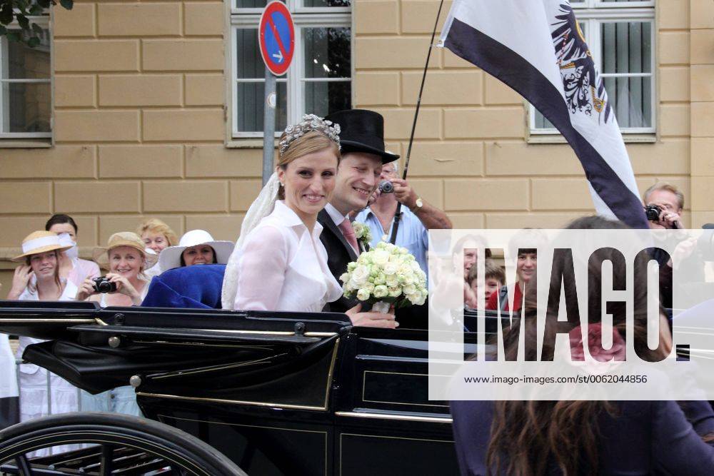 Georg Friedrich Prinz von Preußen und Sophie Prinzessin von Isenburg fahren nach ihrer der Trauung am 27. August 2011 in einem Landauer durch Potsdam