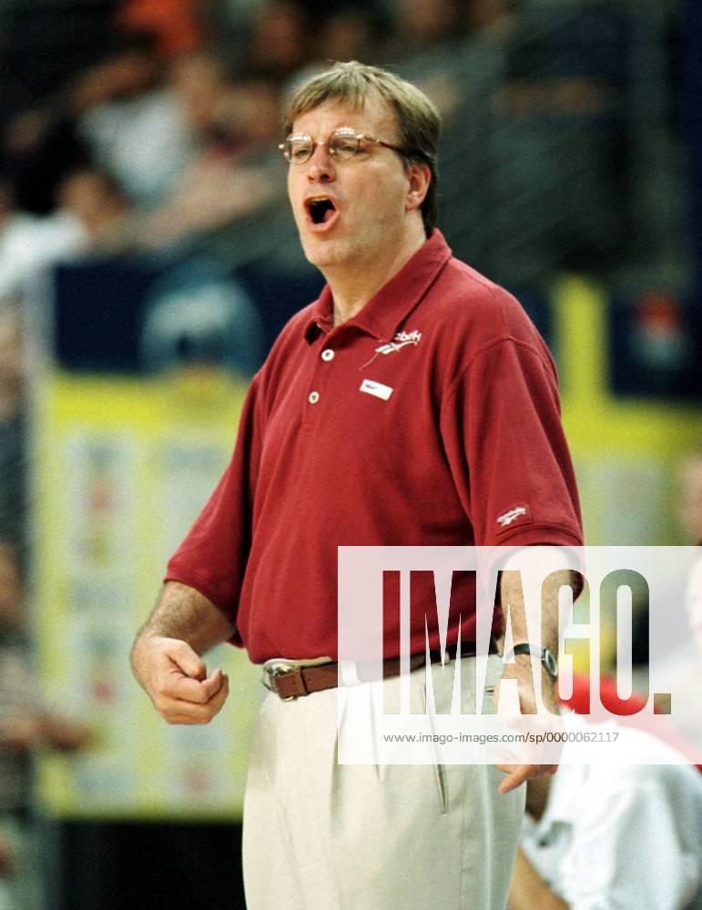 Trainer Peter Krüsmann gibt aufgeregt Anweisungen Basketball 1. BL Herren BBL, Saison 1997 1998: Deutsche Meisterschaft, Play Off, Finale, 1. Spiel, SSV Ulm Einzelbild Max-Schmeling-Halle Berlin Ungeduld, Verzweiflung,