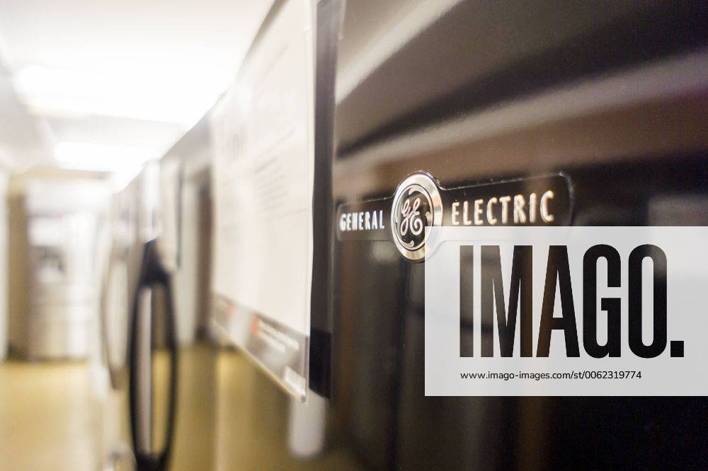 Unternehmen: General Electric Electrolux to buy GE home appliance division A General Electric refrigerator in a Home Depot in New York is seen on Monday, September 8, 2014. The Swedish manufacturer Electrolux will acquire the General Electric home-appliance division in a deal worth $3.3 billion. Electrolux brands include Frigidaire and the combined companies will compete with the Whirlpool Corp. Electrolux will retain the GE Appliances brand which has phenomenal name recognition. ( RICHARDxB.xLEVINE
