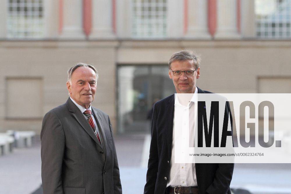 Landtagspräsident Gunter Fritsch und der Wahl-Potsdamer Fernsehmoderator Günther Jauch, vlnr, rufen am 09. September 2014 auf dem Alten Markt vor dem Landtag in Potsdam zur Wahlbeteiligung auf. Der brandenburgische Landtag wird am 14. September 2014 neu gewählt. Landtagswahl 2014 in Brandenburg: Landtagspräsident Gunter Fritsch und Günther Jauch rufen zur Wahlbeteiligung auf