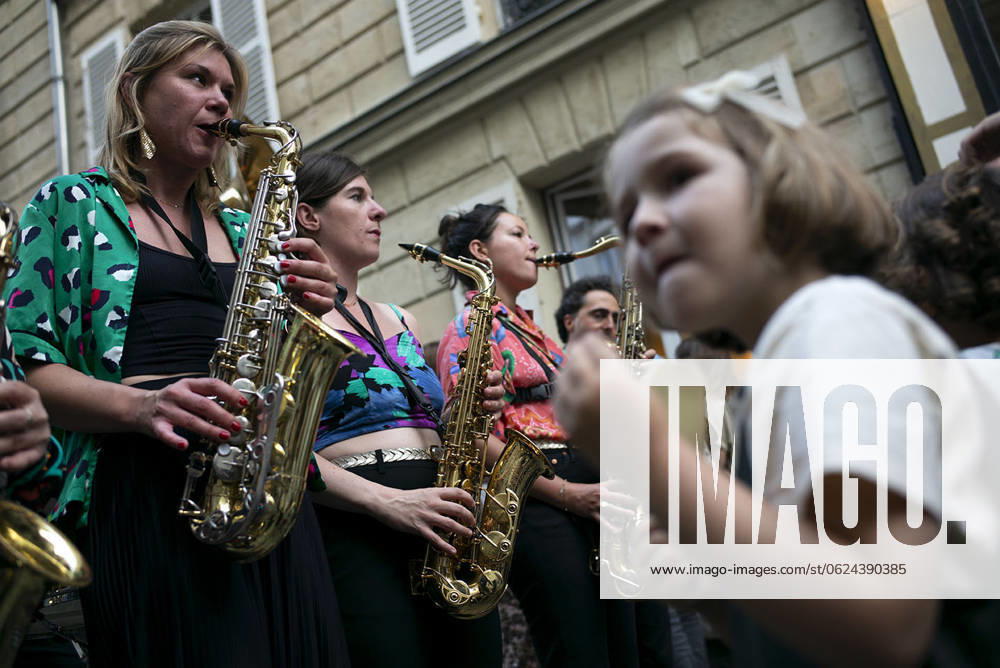 On June 21st, French celebrates Foªte de la Musique, or â€oeWorld Music Day.†All over France, there will be free concerts performed by professional and amateur musicians alike who will take advantage of today being the longest day of the year to fill the air with music covering all genres. Paris France - ZUMAh280 20240622_znp_h280_005