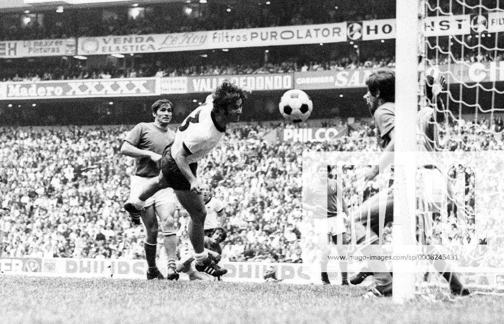 WM 1970, Halbfinale, BR Deutschland vs. Italien 3:4 n.V. - Gerd Müller (BRD, 2.v.li.) erzielt per Kopfball das 2:1 krux o0 Tor Geschichte Fußballgeschichte