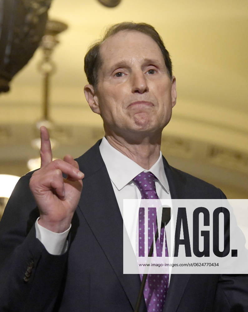 Democratic Press Conference after Weekly Party Luncheon United States Senator Ron Wyden (Democrat of Oregon) speaks to reporters outside the US Senate Chamber following the Democrats weekly luncheon caucus in the US Capitol in Washington, DC on Tuesday, September 19, 2017. The Democratic leadership is advocating against the passage of the Graham-Cassidy Act that would replace parts of the Affordable Care Act (also known as ObamaCare) with block grants for the individual states. Photo Credit: Ron Sachs CNP AdMedia Washington District of Columbia United States of America
