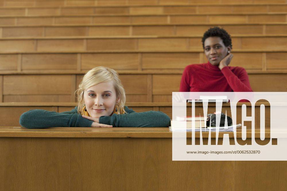 IMAGO Creative: Gesellschaft, Integration Germany, Leipzig, Students sitting in auditorium, smiling, portrait model released property released BABF00582
