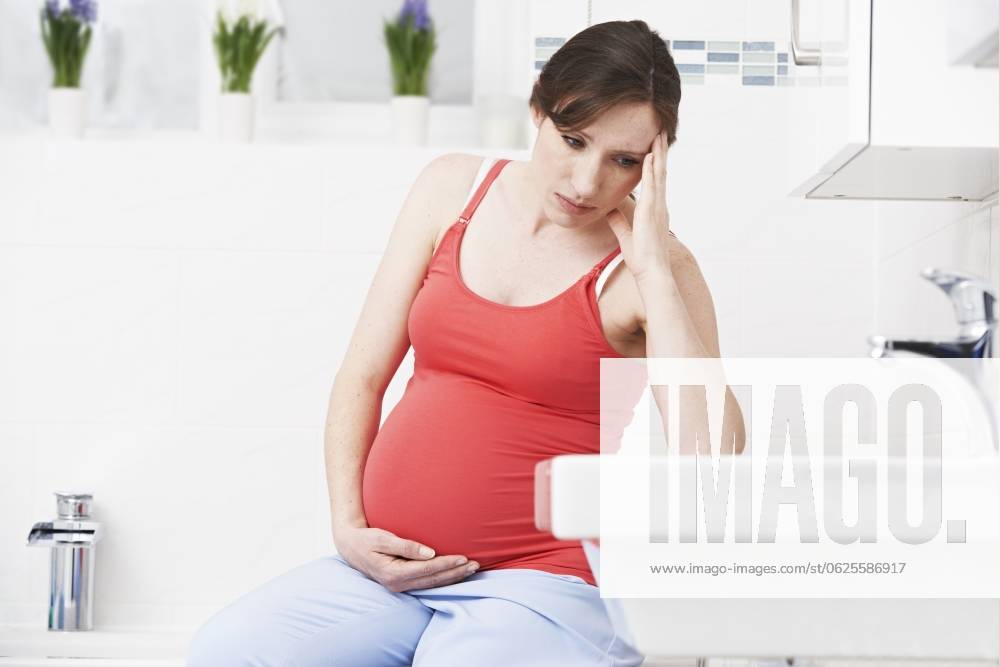 Pregnant Woman Suffering With Morning Sickness In Bathroom ,model released, Symbolfoto; schwanger Frau Leid mit Vormittag Sickness In Bad ,model released, Symbolfoto ING_39524_02164 ,model released, Symbolfoto