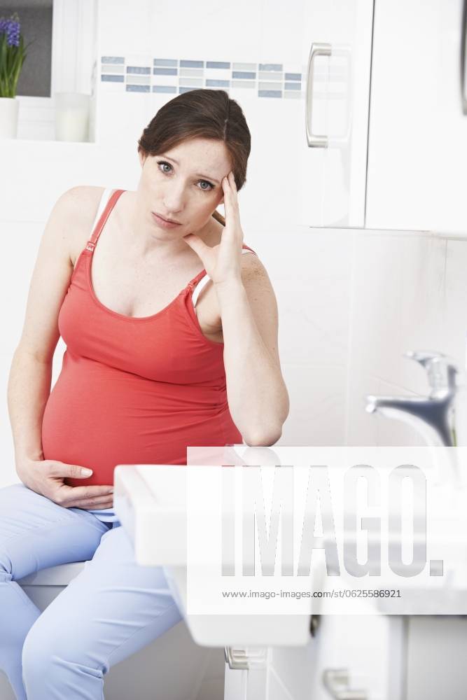 Pregnant Woman Suffering With Morning Sickness In Bathroom ,model released, Symbolfoto; schwanger Frau Leid mit Vormittag Sickness In Bad ,model released, Symbolfoto ING_39524_02165 ,model released, Symbolfoto