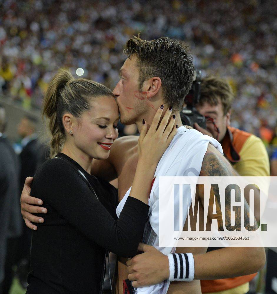Fussball WM 2014 - Finale: Deutschland - Argentinien in Rio de Janeiro, Maracana Stadion. Mandy Capristo, Freundin von Mesut Özil (Deutschland) und ihr Schatz Mesut Özil (Deutschland) 13 07 2014 Football World Cup 2014 Final Germany Argentina in Rio de Janeiro Mara Cana Stadium Mandy Capristo Girlfriend from Mesut Özil Germany and Her Treasure Mesut Özil Germany 13 07 2014 Fussball WM 2014 Finale Deutschland Argentinien in Rio de Janeiro Maracana Stadion 13 07 2014 Fussball WM 2014 Finale Deutschland Argentinien in Rio de Janeiro Maracana Stadion
