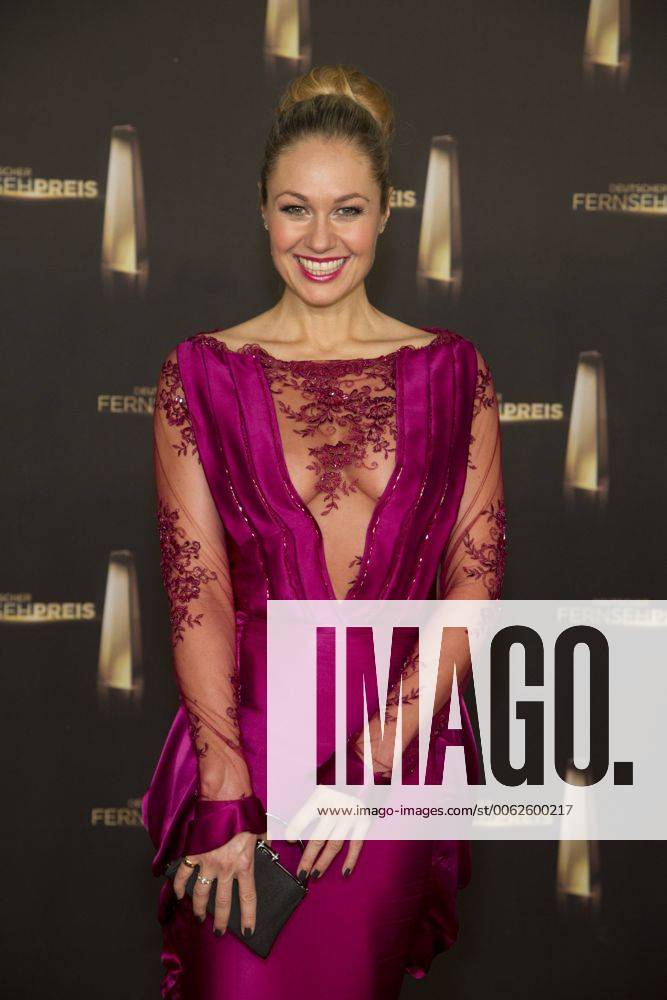 Ruth MOSCHNER, Moderatorin, Roter Teppich, Red Carpet Show, Verleihung des Deutschen Fernsehpreises Deutscher Fernsehpreis 2014 in Köln, Ausstrahlung am 03.10.2014, aufgezeichnet am 02.10.2014.