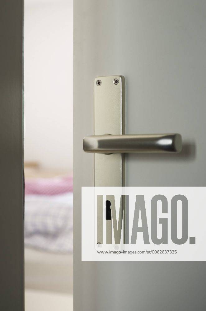 Doorknob on opened door, detail MUF001414