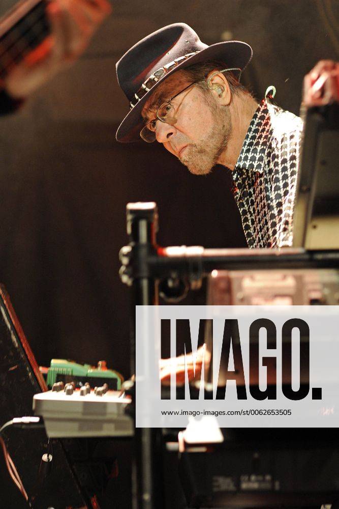 Manfred Mann von Manfred Mann s Earth Band live in der Fabrik. Hamburg, 09.10.2014 xI.xSchifflerx xFuturexImage