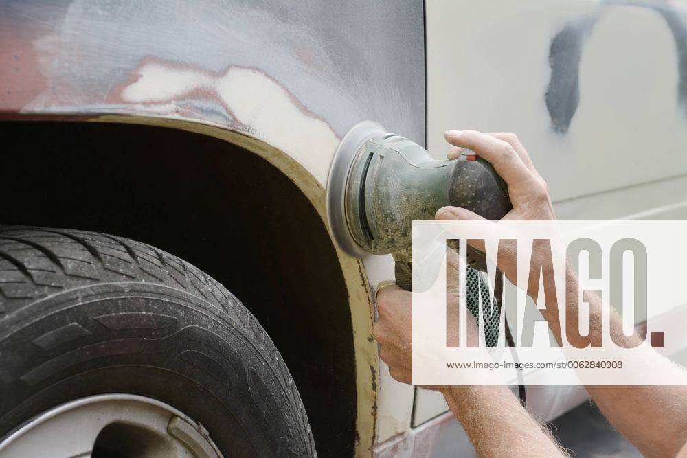 Germany, Zeuthen, Man mending car paint model released Symbolfoto BFRF000499