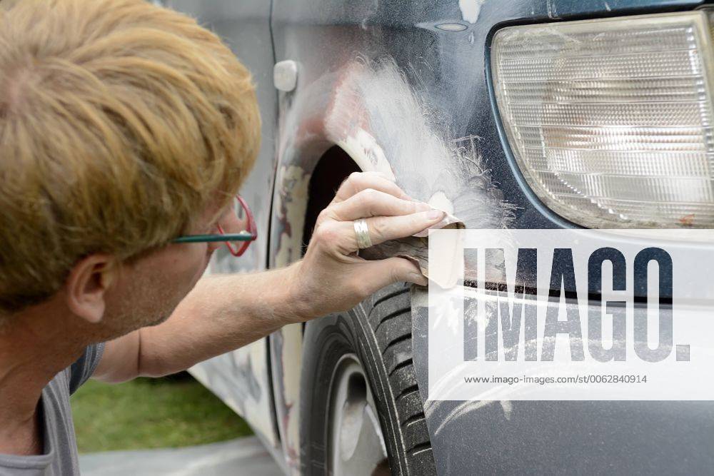 Germany, Zeuthen, Man mending car paint model released Symbolfoto BFRF000505