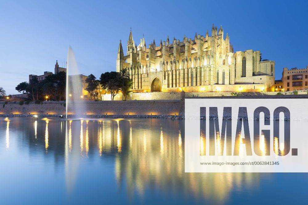 Spain, Balearic Islands, Mallorca, Palma de Mallorca, La Seu Cathedral in the evening light MSF004308