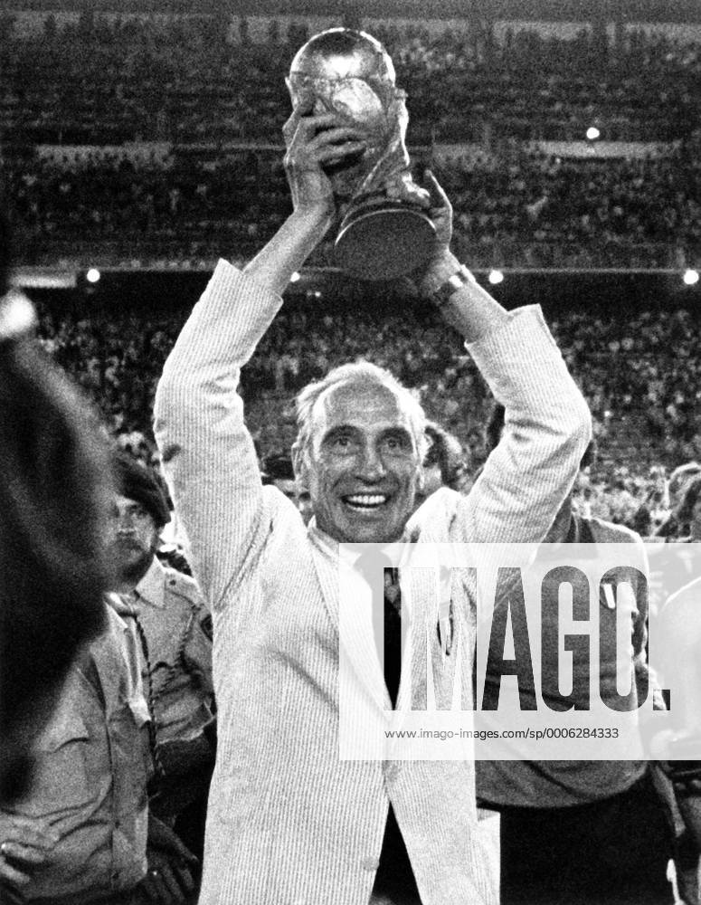 Nationaltrainer Enzo Bearzot (Italien) präsentiert den WM Pokal Fußball WM Herren WM 1982, Nationalteam Einzelbild Madrid Freude, Begeisterung,