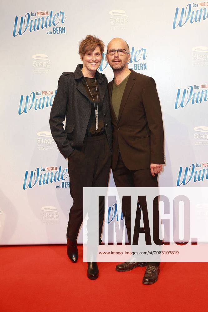 Christoph Maria Herbst und seine Ehefrau Gisi bei der Das Wunder von Bern Musical Premiere am 23.11.2014 in Hamburg Das Wunder von Bern Musical Premiere in Hamburg, 2014